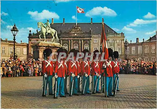 Cartes postales moderne Copenhague Releve de la Garde Royale du Corps Militaria