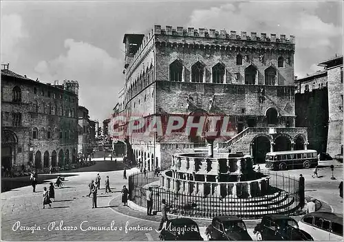 Cartes postales moderne Perouse (Perugia) Hotel de Ville et Fontaine Majeur Autobus