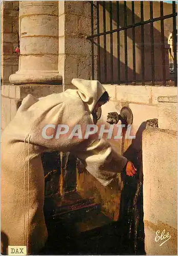 Cartes postales moderne Dax (Landes) Curiste prenant de l'eau Chaude a la Fontaine