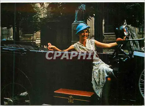 Cartes postales moderne La France en 1925 Femme Folklore Automobile