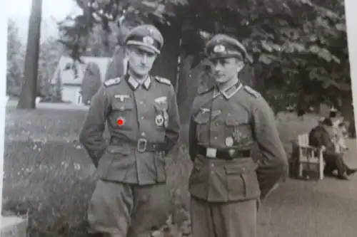 tolles altes Foto - zwei Soldaten DKiG Träger - Lazarett Bad Driburg 1944