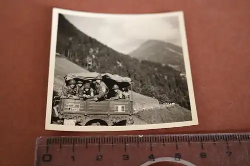 tolles altes Foto - Gruppe Soldaten auf LKW - mir unbekannte Uniform -