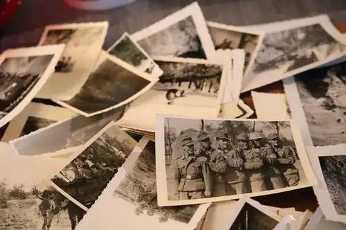 tolles Konvolut eines Soldaten - 70 Fotos - Griechenland u. Westfront Höhlenbau?