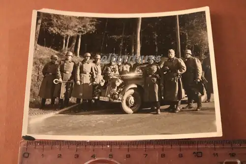 tolles altes Foto - Soldaten posieren an einem Oldtimer aus Hamburg