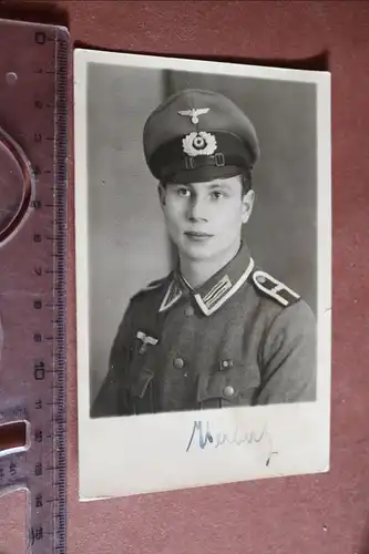 tolles altes Portrait eines Soldaten Inf.Regt. 998 ??  kleine Bandspange 1942