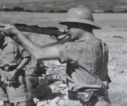 tolles altes Foto Soldaten Luftwaffe bei Schiessübungen - Tropenuniform