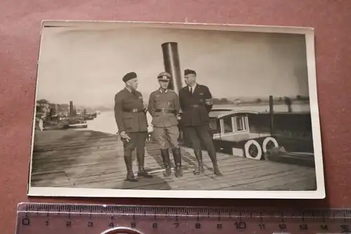 tolles altes Foto - drei Männer in Uniform Heer und Marine ??? am Hafen