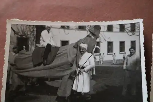 zwei alte Fotos - Soldaten im Lazarett ?? haben Spaß - Ort ?