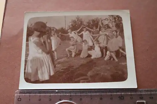 tolles altes Foto  - Mädchen beim Tanzen - 1910-20  Kleidchen