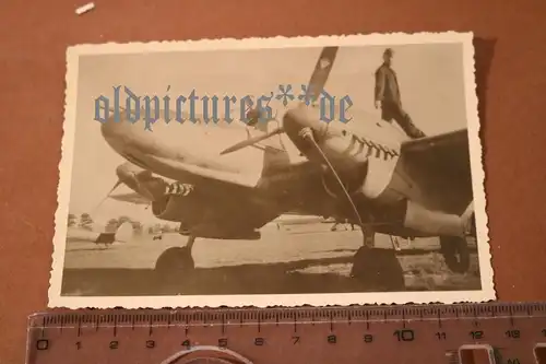 tolles altes Foto Messerschmidt Me 110 auf Flugplatz - Ort ???