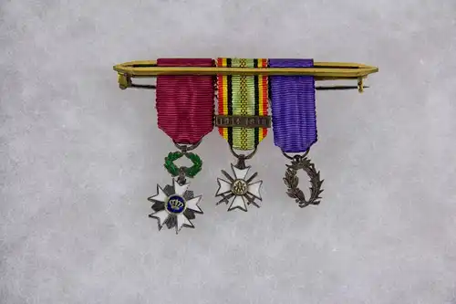 Barett, (Spange), Belgien, erste Hälfte 20. Jh., Miniaturen zum 1. Kronenorden Belgien, Silber, zum 2. Zivil Ehrenkreuz mit Schwertern und Bandspange 1914-18 Silber und zum 3. Kronenorden, 6. Klasse, Palmenzweige in Silber, in Etui von A. STRAUS, 70...