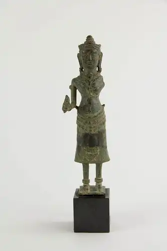 Buddha,

Kambodscha, 12./13. Jh., Khmer Angkor Periode, Bronze, ein Arm fehlt, Figur zusammengesetzt (restauriert), auf modernen Sockel, starke Gebrauchsspuren,

H: 17,5 cm