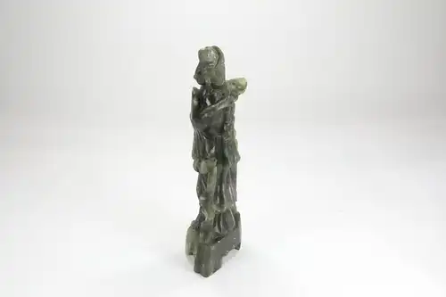 Figur,
China, 20. Jh., Jade, Frau, Gebrauchsspuren, unbeschädigt. 
H: 21 cm