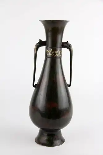 Vase, Japan, um 1900, Meiji Periode, ungemarkt, mit besonderer Patina aus Rot- und Grünflecken, im archaischen Stil, Henkel in Form von Elefantenköpfen mit Rüssel, am Vasenhals in Gold eingelegtes Ornamentenband, Gebrauchsspuren, kleine Dellen. H:...