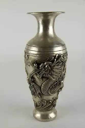 Vase, China, 20. Jh., Metall, Silberfarben, umlaufend mit plastisch aufgelegten Drachen und Schriftzeichen