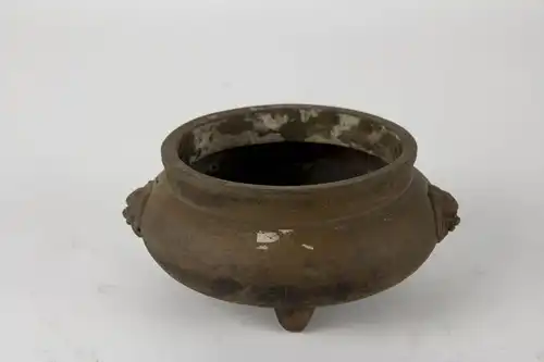 Räuchergefäß, China, Ming Dynastie (1368-1644), Keramik, an den Seiten mit aufgesetzten Löwenköpfen, Haarriss, sehr guter Zustand, wohl Ausgrabungsstück. D: 12,5 cm, H: 6,5 cm