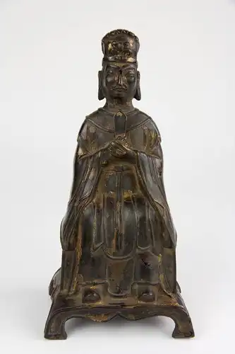 Figur, China, Ming Dynastie, 17. Jh., Bronze, Wenchang Wang, Daoistischer Gott der Kunst und Literatur, sitzend, mit Robe, Kopfbedeckung und Hu-Stab in den Händen, gefaltete Hände, auf Sockel, Reste von Goldlack, feine Patina, rückseitig...