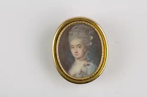 Miniatur, 2. Hälfte 18. Jh., Portrait einer Hofdame, massiver Goldrahmen, rückseitig Silber vergoldete Abdeckung, Nadel ergänzt, aufgrund der Qualität und des Duktus der feinen Malerei dürfte es sich um eine Arbeit von Peter Adolf Holl handeln,...