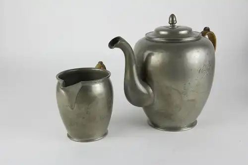 Kaffeekanne und Kännchen, Zinn, datiert 1861, mit Initialen, ungemarkt, guter Zustand, Schnepfe beschädigt. H: 11 cm und 20 cm.