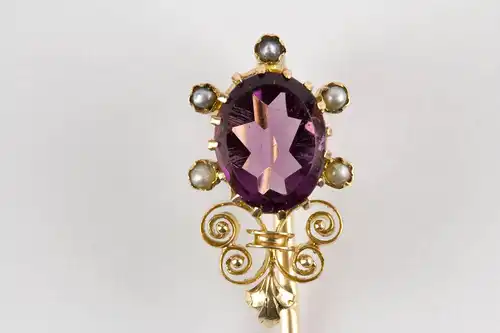 Krawattennadel, um 1870, 585er Gold, ungemarkt, mittig Amethyst, flankiert von kleinen Perlen, Amethyst auf der rechten Seite mit kleinen Chip, schöne Juwelierarbeit. L: 7 cm.