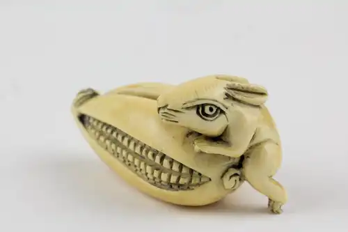 Netsuke, Japan, Meiji Zeit, Bein, Hase auf Maiskolben. L: 5 cm.