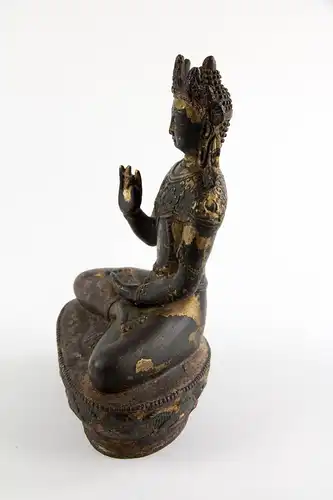 Buddha, Tibet, 18./19. Jh., Bronze, mit Resten von Goldlack, feine Patina. H: 20,5 cm.