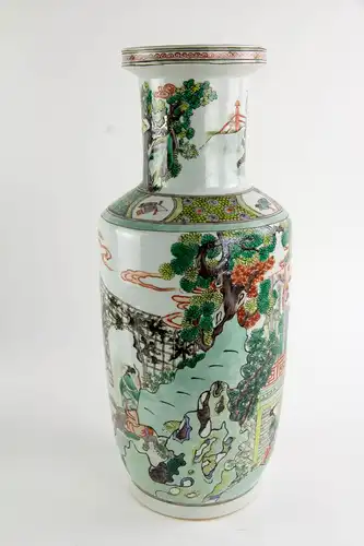 Vase, China, 19./20. Jh., ungemarkt, umlaufend reichlich verziert mit Palastdarstellungen und Figuren-Szenen in polychromer Malerei, unbeschädigt, Gebrauchsspuren. H: 44,5 cm.