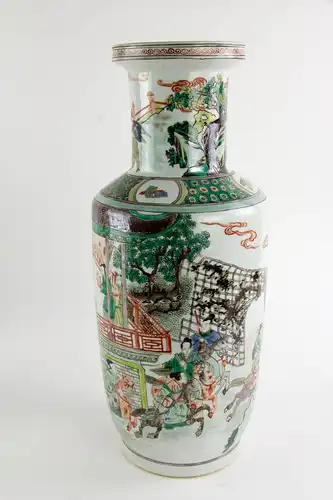 Vase, China, 19./20. Jh., ungemarkt, umlaufend reichlich verziert mit Palastdarstellungen und Figuren-Szenen in polychromer Malerei, unbeschädigt, Gebrauchsspuren. H: 44,5 cm.