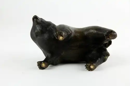 Figur, Japan, Meiji-Zeit (1868-1912), Bronze, Tanuki (Marderhund), signiert, schöne plastische Ausformung mit fein gravierten Fell. H: 9 cm, L: 17 cm.