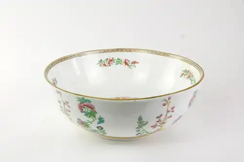 Große Schale, China, 20. Jh., Porzellan, umlaufend mit Blumenarrangements verziert, innen stark berieben, unbeschädigt, D: 33 cm.