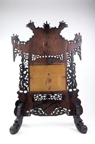 Großer Stellrahmen, Japan, Meiji-Zeit, um 1900, Holz, geschwärzt, in Form eines Schreins, geschnitzt, und durchbrochen gearbeitet, mit Drachen, Ornamenten und Blumen verziert,  im Zentrum Druck mit einer Landschaft, stockfleckig, guter Zustand, B:...