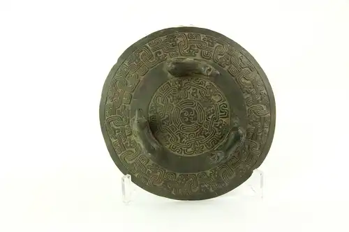 Gefäß, China, wohl 19. Jh., oder älter, Bronze, rundes Gefäß auf drei mit Fabelwesen verzierten Füßen, Oberseite und Deckel im archaischen Stil gehalten, Deckelabschluss mit drei plastisch ausgeformten Tierfiguren, stärkere Beschädigungen und...