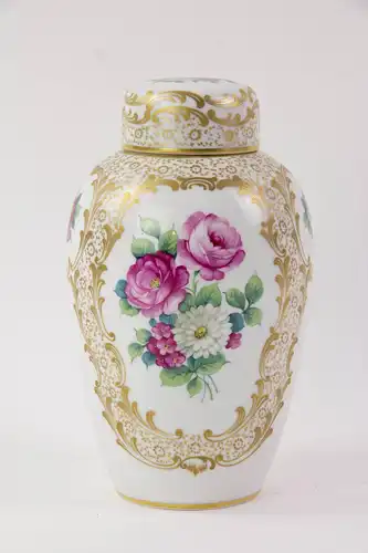 Deckelvase, erste Hälfte 20. Jh., gemarkt Rosenthal, Selb-Bavaria, in Rokokomanier in fein gemalten Kartuschen in Gold  Blumenbouquets, minimale Gebrauchsspuren, unbeschädigt. H: 22 cm.