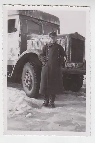 64155 Foto Deutscher Soldat vor LKW im Winter 2. Weltkrieg