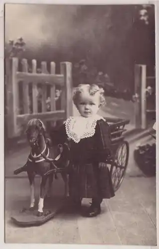 49636 Foto Ak Kind mit Spielzeugpferd um 1910