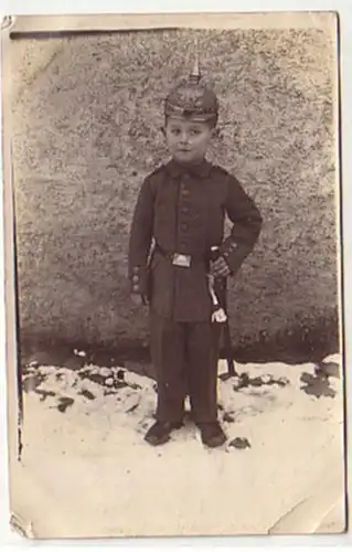 07381 Foto Ak Kind mit Uniform und Pickelhaube um 1910