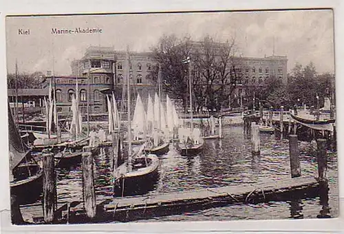 01016 Ak Kiel Marine Académie avec voiliers vers 1910