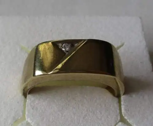 dekorativer massiver 333er Gold Damenring mit kleinem weißen Stein (119388)