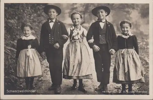 Enfants de la Forêt Noire en costume, sans courir