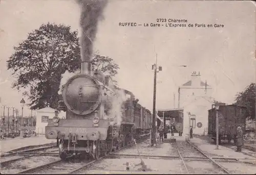 CPA Ruffec, La Gare, L Express de Paris en Gare, ungelaufen