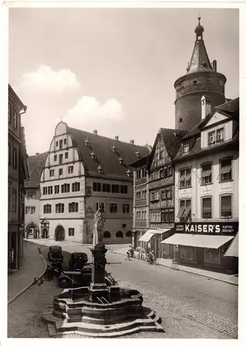 Kitzingen, Marktbrunnen m. Geschäften, Oldtimer u. Personen, ungebr sw-AK