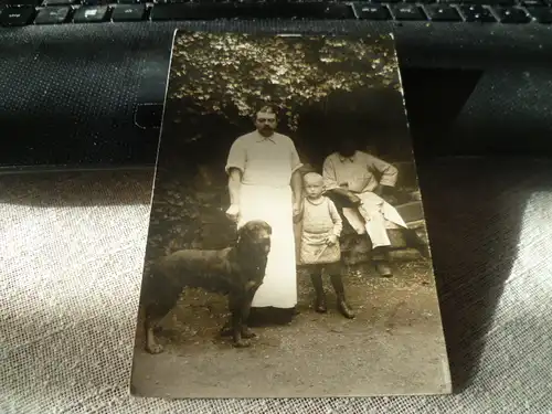 AK Obertürkheim  Feldpost eines Metzgermeisters  ;  Fotokarte Metzgermeister Geselle Hund u Tochter . gelaufen als Feldpostkarte1915