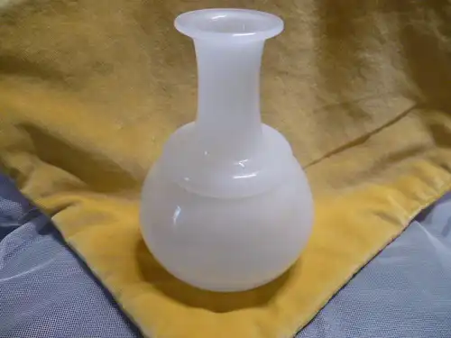 Milchglas Karaffe Mundgeblasen um 1860 - 1880 wohl Böhmen  Höhe: 18  aus meiner Vitrine