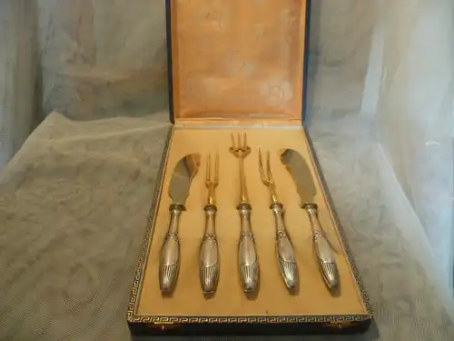 Art Nouveau serving cutlery cheese silver 800 blades etc.24 carat gold plated Stuttgart Jeweler Julius Belz around 1890-1910 showcases state