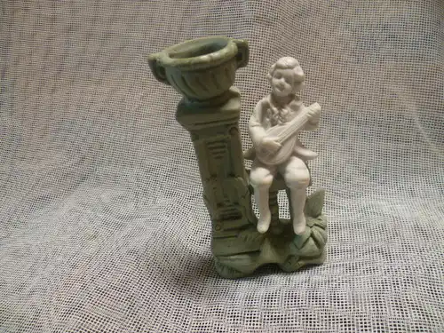 Weedwood kleine Porzellanfigur Lautenspieler im Park England oder Frankreich um 1880 Höhe: 9,5 cm