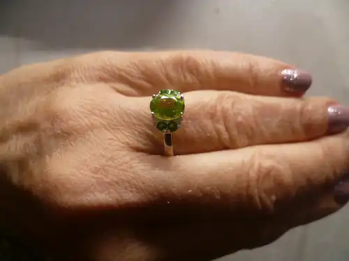 Ring besetzt mit Peridot und Chromdiopsid massiv in 925 Silber gefertigt! Aus den 1990 Jahren ein Hingucker !