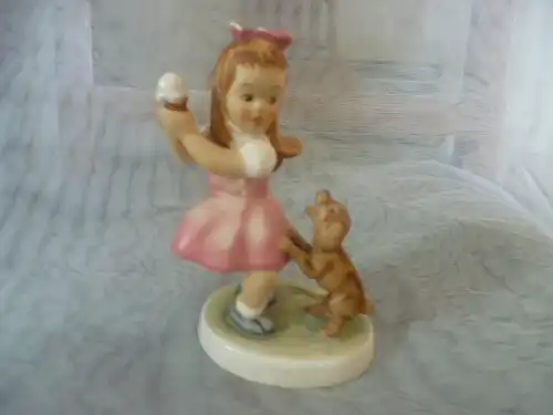 Goebel Hummel Designer Holt Harry um 1978 Mädchen beim Eis essen dabei ein bettelnder Hund seltene Sammler Figur  Mid Century 1970 er