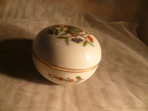 Meissen Indische Fels Blumen und Vogelmalerei Deckeldose -/ Schmuckdose Durchmesser 9,3 cm Höhe: 7cm 1.Wahl NEUWERTIG. in den 1970 Jahren gekauft!