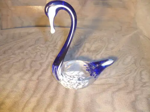 Schwan Briefbeschwerer Blauglas mit weißen Einschmeltzungen60Ära ein Hingucker Masse: H 14 cm