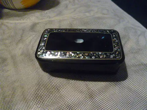 Tabatiere Schnupftabak Snuff Box Schwarzlack Perlmutt Einlagen  Bakelit  Pappe Dose Vitrine H ; 7,5 x 4 x 3 cm  